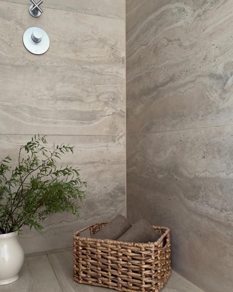 TRAVER2 BEIGE LAPPATO - Foto: @michele.quade